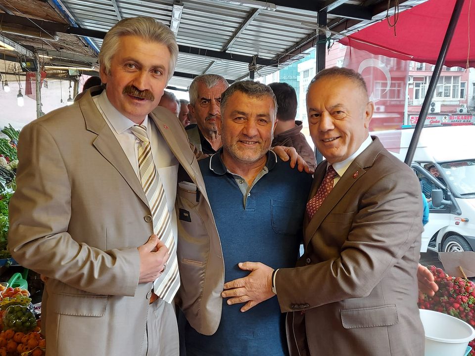 Rizeli Yurttaşlar CHP Milletvekili Adayı Köksal Toptan’a AKP’li Avcı’yı Şikâyet Etti: ‘Avcı yanımda büyüdü, şimdi telefonuma bakmıyor’