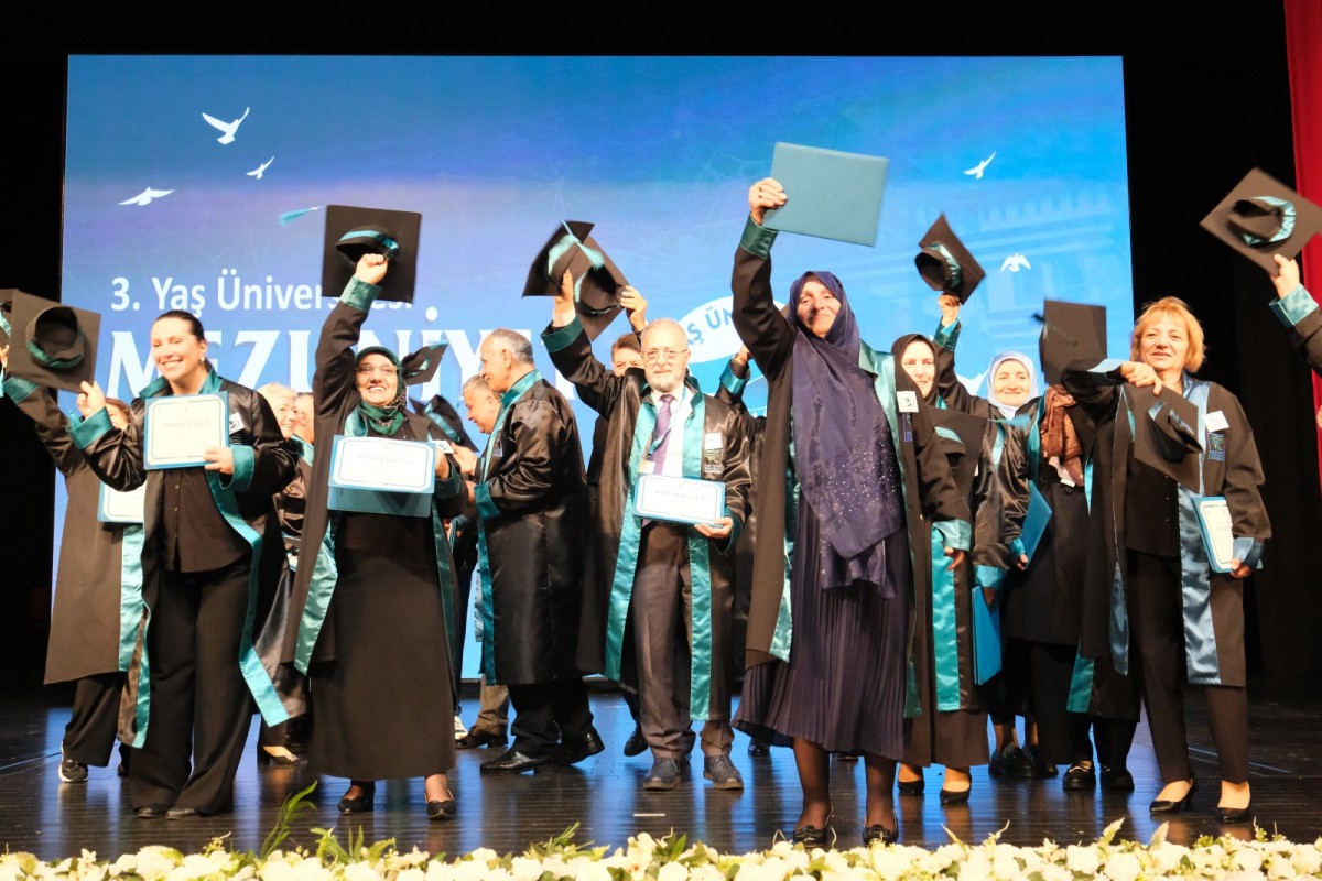 3. Yaş Üniversitesi Mezuniyet Töreni Gerçekleştirildi 